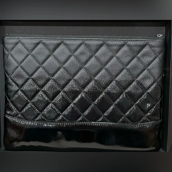 New CHANEL Ombre Gabrielle O-Case Clutch - Picture 3 of 9
